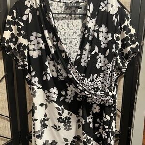 DKNY Black and White Floral Blouse XL - Very Versatile!